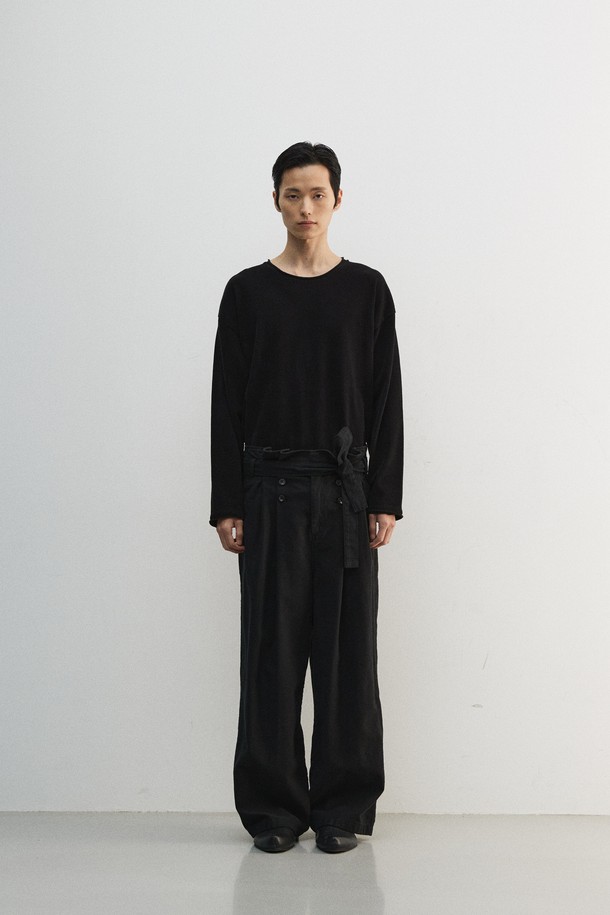 세련된 분위기를 연출하는 남성용 슬럽 플리츠 벨티드 팬츠입니다. 빈티지하면서도 캐주얼한 스타일로, 출근룩이나 비즈니스 캐주얼에 활용하기 좋습니다. 넉넉한 레귤러핏에 면 소재의 부드러운 촉감이 편안한 착용감을 선사합니다. 슬럽 패턴으로 은은한 멋을 더했으며, 6개의 소뿔 단추와 YKK 스냅 여밈, 허리 사이즈 조절 기능으로 실용성을 높였습니다. 가먼트 워싱 처리로 자연스러운 멋을 살린 블랙 컬러의 긴바지입니다.
