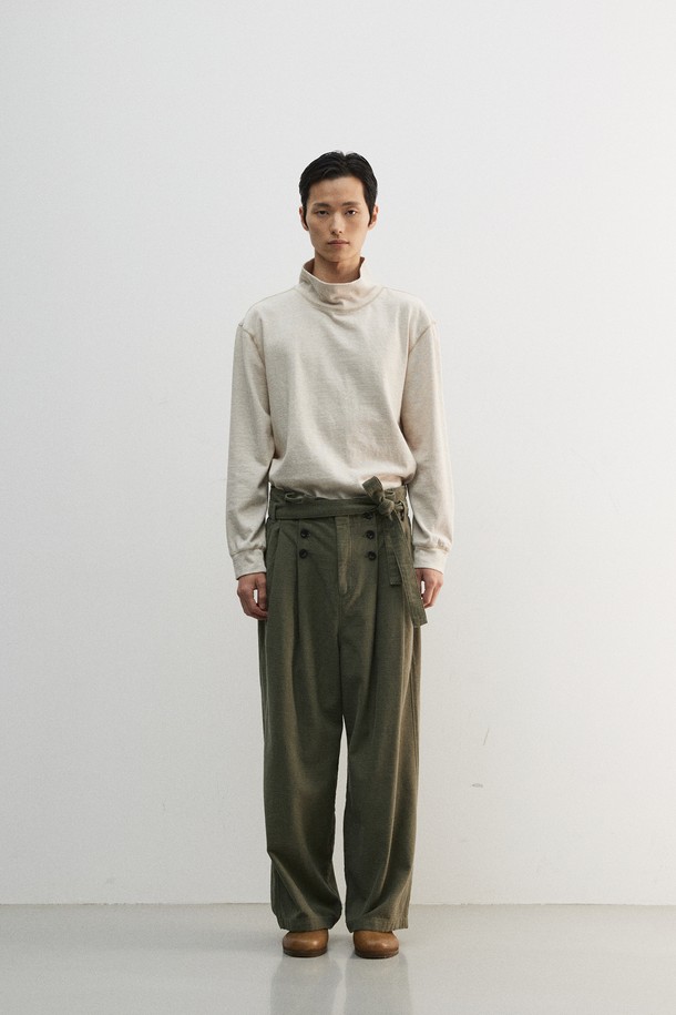 **슬럽 플리츠 벨티드 팬츠**는 봄, 여름, 가을 시즌에 착용하기 좋은 남성용 바지입니다. 카키와 올리브 두 가지 색상으로 출시되었으며, 슬럽 패턴의 면 소재로 제작되어 부드러운 촉감을 자랑합니다. 얇은 두께감과 루즈핏 와이드 스타일로 편안한 착용감을 선사하며, 6개의 소뿔 단추와 YKK 스냅 여밈, 가먼트 워싱 처리를 통해 빈티지하면서도 캐주얼한 무드를 연출합니다. 허리 사이즈 조절이 가능한 벨트형 밴딩 디자인으로, 일상복으로 활용하기 좋습니다.
