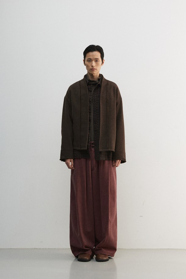 세련된 무드의 카라리스 트위드 가디건입니다. 울과 폴리에스터 혼방 소재로 제작되어 간절기에 포근함을 선사하며, 레귤러핏 디자인으로 편안하게 착용할 수 있습니다. 브라운, 다크브라운 두 가지 색상으로 출시되었으며, 모던하고 미니멀한 스타일을 연출하기 좋습니다. 칼라리스 디자인과 구김이 적은 소재, 기계세탁 가능하여 실용성을 높였습니다. 출근룩과 모임룩, 그리고 클래식, 미니멀, 캐주얼 등 다양한 스타일과 매치하여 멋스러운 룩을 완성해보세요.
