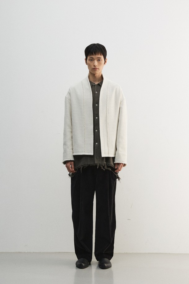 베이지 컬러의 카라리스 트위드 가디건입니다. 울과 폴리에스테르 혼방 소재로 제작되어 포근한 촉감과 두꺼운 두께감을 자랑하며, 간절기에 입기 좋습니다. 뒷목 중심 부분의 각도를 높여 편안함을 더했으며, 구김이 적어 관리가 용이합니다. 오픈형 디자인과 레귤러핏으로 모던하고 미니멀한 스타일을 연출하며, 다양한 이너와 레이어드하여 데이트룩, 모임룩, 클래식, 미니멀, 캐주얼 등 폭넓은 스타일을 소화할 수 있습니다. 기계 세탁이 가능하여 실용적입니다.
