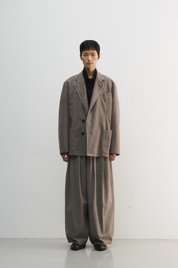 빈티지 컷 오프 블레이저는 남성용으로, 봄, 가을에 어울리는 루즈핏의 크롭 블레이저입니다. 부드러운 면 소재에 도톰한 두께감으로 제작되었으며, 그레이 컬러에 무지 패턴으로 캐주얼하고 클래식한 스타일을 연출합니다. 컷 오프 디테일, 가먼트 워싱, 피그먼트 염색, 스탠드업 칼라 등의 특징을 갖추고 있으며, 싱글 버튼 여밈 방식과 긴 소매 기장으로 디자인되었습니다. 출근룩과 비즈니스 캐주얼에 활용하기 좋으며, 미니멀한 스타일을 선호하는 분들께 추천합니다.
