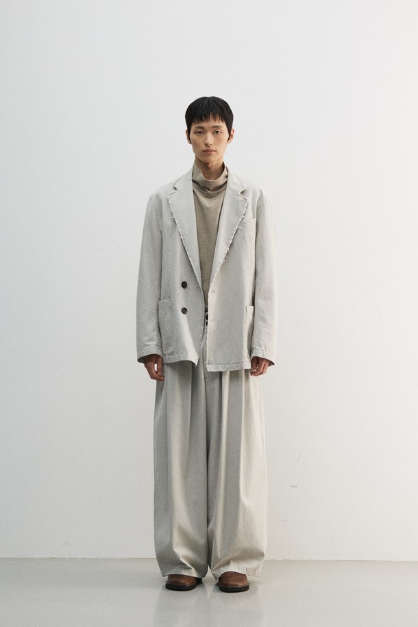 빈티지 컷 오프 블레이저는 남성용 아우터로, 봄, 가을에 착용하기 좋습니다. 베이지와 그레이 두 가지 색상으로 출시되었으며, 컷 오프 디테일과 가먼트 워싱, 피그먼트 염색 기법이 빈티지한 무드를 더합니다. 스탠드업 칼라와 패드리스 디자인으로 편안한 착용감을 선사하며, 루즈핏과 싱글 버튼 여밈으로 캐주얼하고 클래식한 스타일을 연출합니다. 면 소재의 도톰한 두께감과 부드러운 촉감, 긴 소매 기장이 특징이며, 출근룩과 비즈니스 캐주얼에 활용하기 좋습니다.
