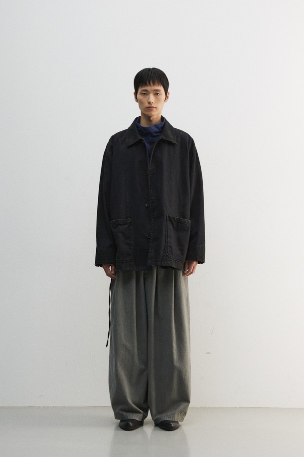 블랙 컬러의 빈티지 워크 재킷입니다. 면 소재에 보통 두께감으로 봄, 가을에 착용하기 좋습니다. 루즈핏으로 편안한 착용감을 선사하며, 넓은 칼라와 아웃포켓, 버튼 여밈 디테일이 특징입니다. 젠더리스 스타일로 남녀 모두 착용 가능하며, 오일 더티 브러쉬 가공과 디스 가공으로 빈티지한 무드를 더했습니다. 출근룩, 모임룩 등 캐주얼, 클래식, 워크웨어 스타일을 즐겨 입는 분들께 추천합니다.
