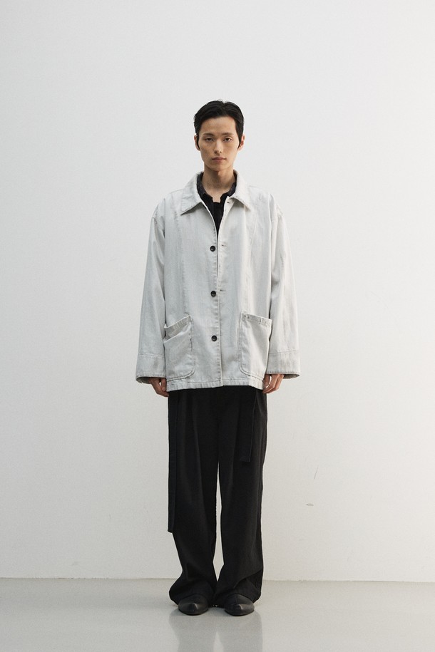 빈티지 워크 재킷은 남녀 모두 착용 가능한 젠더리스 스타일의 아우터입니다. 아이보리, 베이지 두 가지 색상으로 출시되었으며, 봄, 가을에 어울리는 보통 두께감의 면 소재로 제작되었습니다. 레귤러 기장에 루즈핏으로 편안한 착용감을 선사하며, 넓은 칼라와 아웃포켓, 버튼 여밈 디테일이 특징입니다. 오일 더티 브러쉬 가공 및 디스 가공을 더해 빈티지 워크웨어 무드를 강조했으며, 출근룩과 데이트룩 등 다양한 TPO에 활용 가능합니다.
