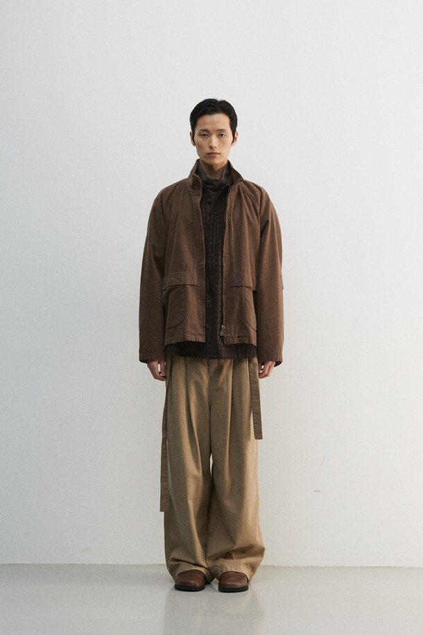 미니멀하고 세련된 남성용 크롭 하이넥 블루종입니다. 부드러운 면 소재로 제작되어 편안한 착용감을 선사하며, 봄, 가을 간절기에 적합합니다. 하이넥 칼라와 YKK 엔틱 골드 지퍼, 리얼 가죽 지퍼 풀러 디테일이 고급스러운 무드를 더합니다. 가먼트 워싱 처리로 자연스러운 멋을 살렸으며, 큐프라, 폴리에스터, 면 혼방 안감으로 활동성을 높였습니다. 데이트룩, 출근룩, 모임룩 등 다양한 TPO에 활용 가능한 레귤러핏 블루종입니다.
