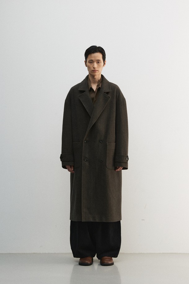 올리브와 오렌지 컬러의 맥시 체크 코트입니다. 울과 폴리에스터 혼방 소재로 제작되어 부드러운 촉감과 두꺼운 두께감을 자랑하며, 가을과 겨울에 따뜻하게 착용할 수 있습니다. 더블 버튼, 오버핏 디자인으로 클래식하면서도 모던한 스타일을 연출하며, 헤링본 체크 패턴이 세련된 느낌을 더합니다. 스탠드업 칼라, 너트 단추, 스웨이드 터치 배색 디테일이 돋보이는 더블 코트로, 출근룩, 모임룩, 데이트룩 등 다양한 TPO에 활용 가능하며, 미니멀, 시크 스타일을 즐기는 남성분들께 추천합니다. 안감은 폴리에스터와 큐프라로 마감되었습니다.
