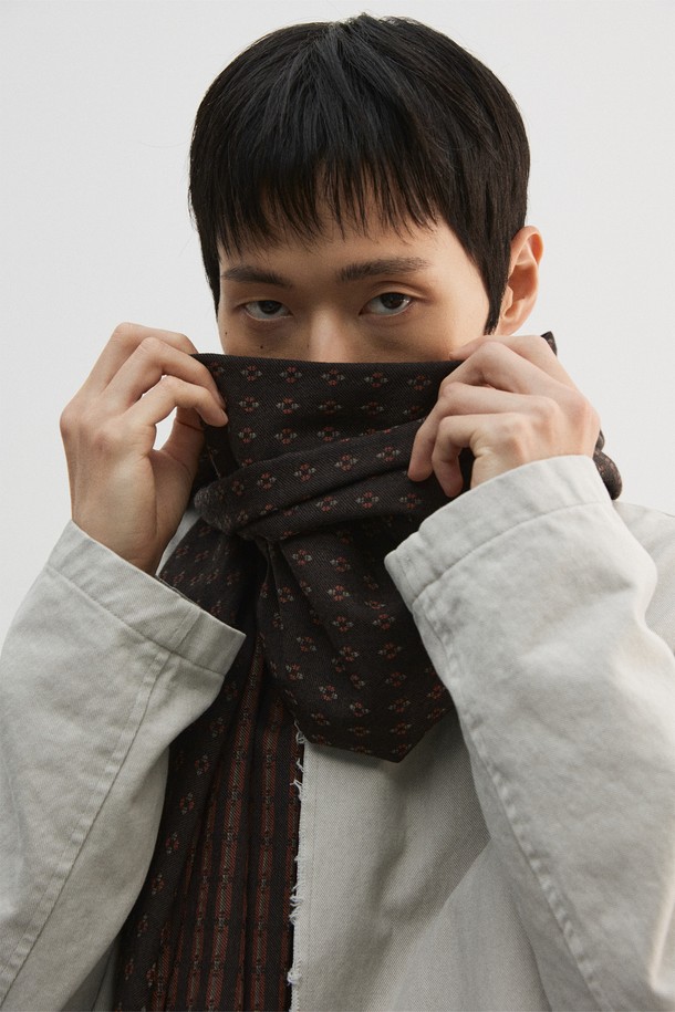 부드럽고 포근한 촉감이 특징인 울 자카드 머플러입니다. 다크 브라운 컬러에 플라워 자카드 패턴이 더해져 클래식하고 미니멀한, 그리고 캐주얼한 스타일을 연출합니다. 가을과 겨울철, 데일리 출근룩에 매치하기 좋으며, 적당한 두께감으로 보온성을 높였습니다. 양면 사용이 가능하며 가먼트 워싱 처리로 세탁 및 관리가 용이합니다.
