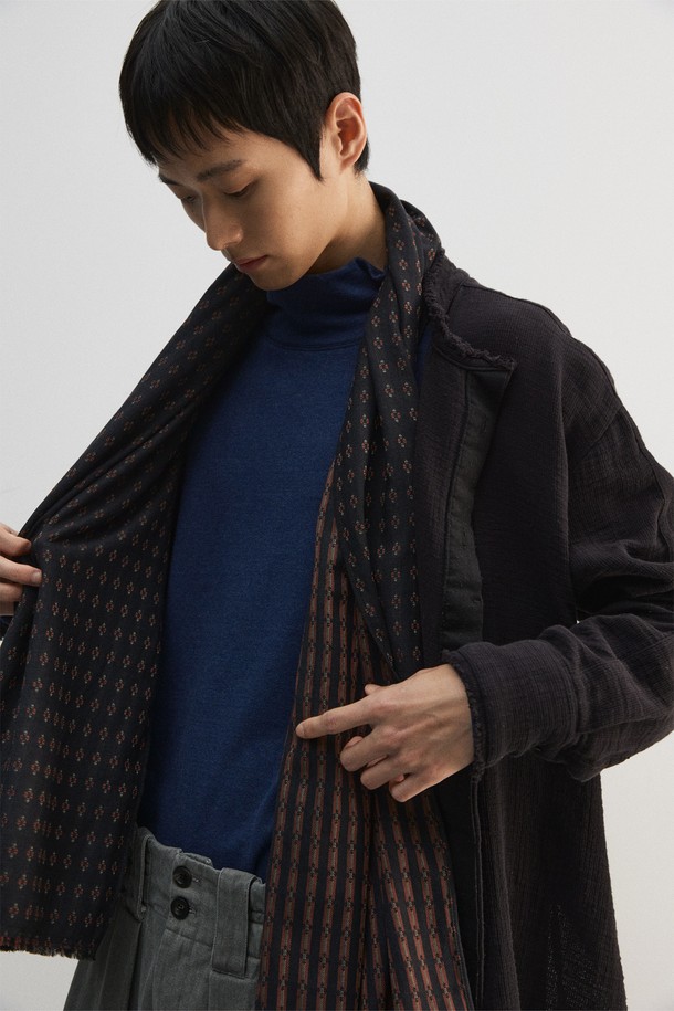 블랙 컬러의 울 자카드 머플러입니다. 포근하고 부드러운 촉감의 울 소재로 제작되어 가을, 겨울철 보온성을 책임집니다. 플라워 자카드 패턴으로 클래식하고 베이직한 스타일을 연출하며, 출근룩과 모임룩에 모두 잘 어울립니다. 양면 사용이 가능하며, 가먼트 워싱 처리로 세탁 관리가 용이합니다. 미니멀, 캐주얼 스타일에도 포인트 아이템으로 활용하기 좋습니다.
