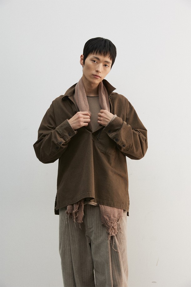 부드러운 면과 린넨 혼방 소재로 제작된 소프트 다잉 머플러입니다. 가먼트 피그먼트 다잉 기법으로 은은한 브라운 컬러를 표현했으며, 물결 조직감과 자연스러운 올 풀림 디테일이 특징입니다. 얇은 두께감으로 가을 시즌에 산책룩, 여행룩 등 캐주얼하고 미니멀한 스타일에 매치하기 좋습니다. 베이직한 디자인으로 다양한 룩에 활용 가능한 머플러입니다.
