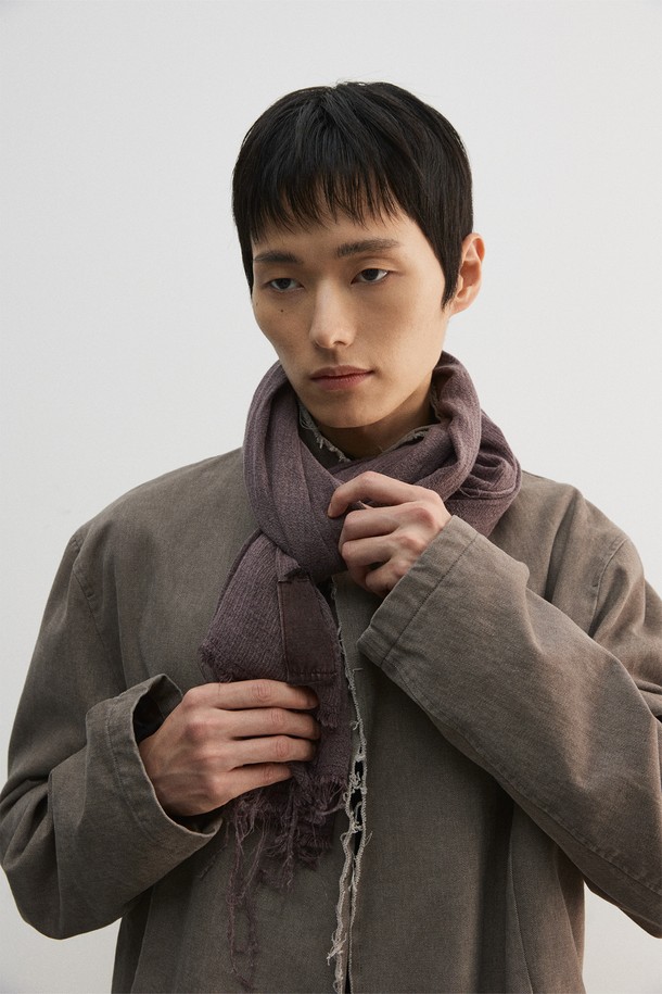 가을 분위기를 담은 소프트 다잉 머플러입니다. 면과 린넨 혼방 소재로 제작되어 부드러운 촉감과 가벼운 착용감을 선사하며, 가먼트 피그먼트 다잉 기법으로 은은하고 자연스러운 가을빛 컬러를 표현했습니다. 얇은 두께감과 물결 조직감, 컷오프 디자인이 어우러져 내추럴하면서도 캐주얼한 스타일을 연출하며, 산책룩, 여행룩 등 다양한 TPO에 활용하기 좋습니다. 자연스러운 올 풀림 효과로 빈티지한 멋을 더해 미니멀, 클래식 스타일에도 잘 어울립니다.
