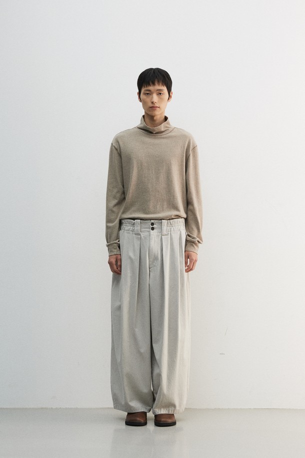 멜란지 컬러의 크롭 루즈드 터틀넥 티셔츠입니다. 면 소재로 제작되어 부드러운 촉감을 선사하며, 가을/겨울 시즌에 착용하기 좋습니다. 8cm 높이의 터틀넥 디자인과 배색 컬러 스티치 포인트가 특징이며, 넥 너비가 넓어 입고 벗기 용이합니다. 루즈핏으로 편안한 착용감을 제공하며, 베이직한 스타일로 출근룩, 모임룩, 클래식, 미니멀, 캐주얼 등 다양한 TPO와 스타일에 매치하기 좋습니다. 긴소매와 두꺼운 두께감으로 따뜻하게 착용할 수 있습니다.
