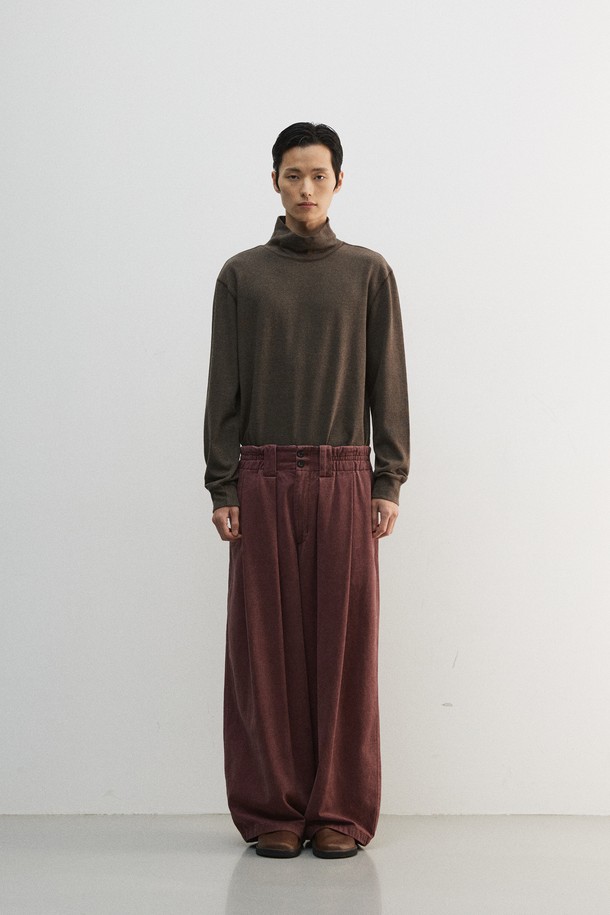 가을, 겨울 시즌, 남성을 위한 크롭 루즈드 터틀넥 티셔츠입니다. 차콜, 네이비 두 가지 멜란지 컬러로 출시되었으며, 베이직하고 미니멀한 스타일을 연출합니다. 부드러운 면 소재에 두꺼운 두께감으로 포근함을 더하고, 8cm 높이의 터틀넥 디자인이 특징입니다. 배색 스티치 포인트와 루즈핏, 긴 소매 기장으로 트렌디함을 강조했으며, 일상 및 출근룩에 활용하기 좋습니다. 기계 세탁이 가능하여 관리가 용이합니다.
