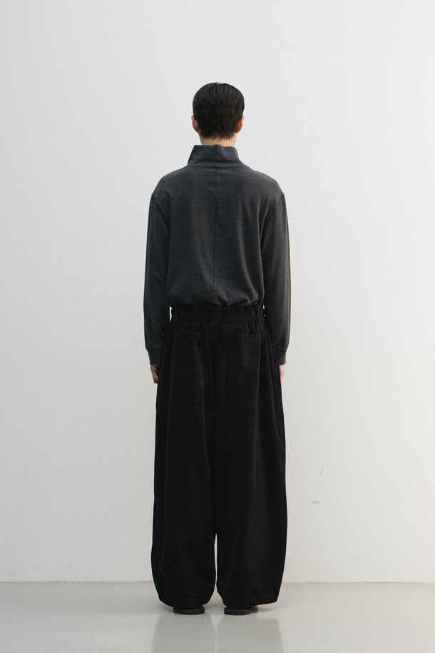 **크롭 루즈드 터틀넥 티셔츠**는 가을, 겨울 시즌에 어울리는 여성 및 남성 공용 티셔츠입니다. 부드러운 면 소재로 제작되었으며, 멜란지 컬러와 배색 스티치 포인트가 특징입니다. 루즈핏 크롭 기장으로 트렌디한 스타일을 연출하며, 8cm 높이의 터틀넥 디자인으로 보온성을 높였습니다. 네이비와 차콜 두 가지 색상으로 출시되었으며, 출근룩과 모임룩, 미니멀, 클래식, 캐주얼 스타일에 모두 잘 어울립니다. 기계 세탁이 가능하여 관리가 용이합니다.
