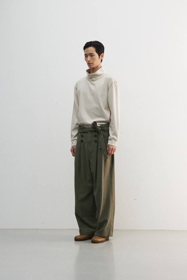 **크롭 루즈드 터틀넥 티셔츠**는 베이직하면서도 미니멀한 스타일을 추구하는 분들을 위한 아이템입니다. 가을, 겨울 시즌에 어울리는 부드러운 면 소재로 제작되었으며, 멜란지 베이지 컬러가 은은한 분위기를 자아냅니다. 루즈핏과 크롭 기장으로 트렌디함을 더하고, 배색 스티치 포인트가 밋밋함을 덜어줍니다. 터틀넥 디자인으로 보온성을 높였으며, 출근룩과 모임룩 등 다양한 TPO에 활용 가능합니다.
