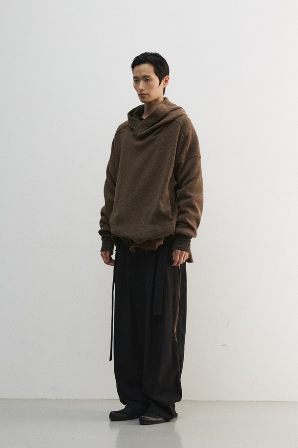 부드러운 울과 폴리에스테르 혼방 소재로 제작된 바라클라바 후디입니다. 멜란지 브라운 컬러와 골지 패턴이 포근하고 따뜻한 느낌을 주며, 가을, 겨울철에 착용하기 좋습니다. 루즈핏으로 편안한 착용감을 선사하며, 핑거홀과 배색 디테일이 돋보입니다. 후드가 있어 보온성을 높였으며, 집콕룩, 산책룩, 여행룩 등 다양한 TPO에 캐주얼, 미니멀, 스포티한 스타일로 활용하기 좋습니다. 두꺼운 두께감으로 추운 날씨에도 든든하게 몸을 감싸줍니다.
