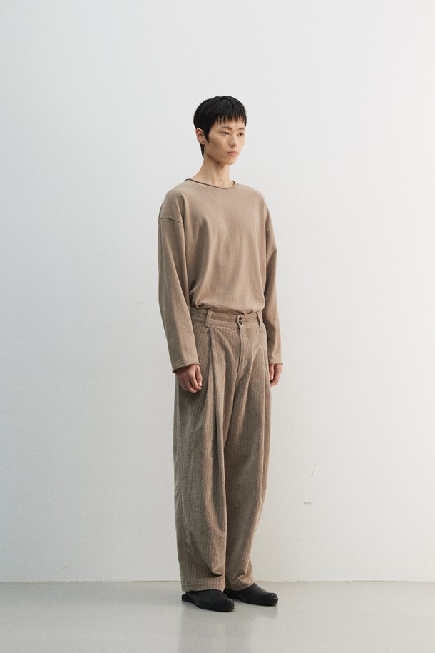 부드러운 벨벳 터치감과 컷오프 디테일이 돋보이는 "벨베티 컷 오프 롱 슬리브"입니다. 면 소재로 제작되어 사계절 내내 편안하게 착용 가능하며, 라운드넥과 레귤러핏으로 미니멀하고 베이직한 스타일을 연출합니다. 가먼트 워싱 처리로 자연스러운 멋을 더했으며, 어깨 제감 바인딩과 체인스티치 마감으로 튼튼하게 제작되었습니다. 출근룩이나 모임룩 등 다양한 TPO에 활용 가능하며, 미니멀, 클래식, 캐주얼 스타일을 즐겨 입는 분들께 추천합니다. 색상은 브라운입니다.
