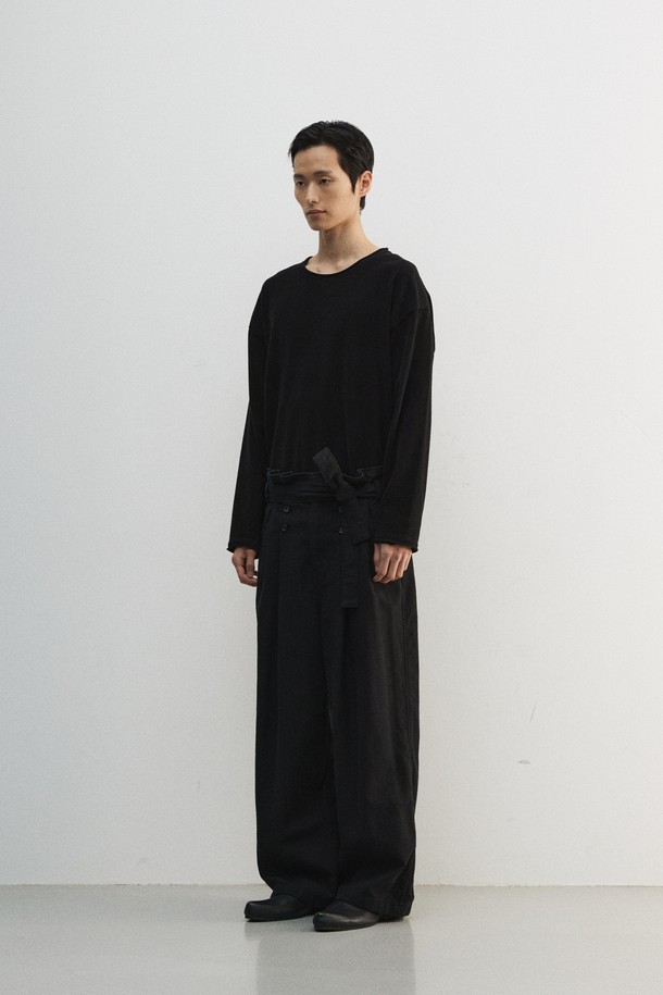 벨베티 컷 오프 롱 슬리브는 부드러운 벨벳 터치감으로 포근한 착용감을 선사합니다. 가먼트 워싱 처리로 자연스러운 멋을 더했으며, 컷오프 디테일과 어깨 제감 바인딩, 체인스티치로 포인트를 주어 미니멀하면서도 개성 있는 스타일을 연출합니다. 사계절 내내 활용 가능한 두꺼운 면 소재의 레귤러핏 티셔츠로, 출근룩이나 모임룩 등 다양한 TPO에 맞춰 클래식하고 캐주얼하게 스타일링할 수 있습니다. 라운드넥 디자인과 무지 패턴의 블랙 컬러는 어떤 코디에도 쉽게 매치되어 활용도가 높습니다.
