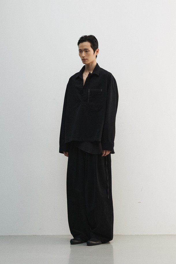 도트 패치 풀오버 셔츠는 튜닉 셔츠를 기반으로 한 젠더리스 디자인의 풀오버 셔츠입니다. 봄, 가을에 어울리는 두꺼운 면 소재로 제작되었으며, 블랙 컬러에 도트 패턴이 특징입니다. 루즈핏으로 편안함을 강조하며, 브이넥 디자인이 시원한 느낌을 줍니다. 피그먼트 염색, 기모 처리, 가먼트 워싱으로 독특한 질감을 살렸으며, 레이어드 스타일링에 용이하여 데이트룩, 모임룩, 캐주얼, 미니멀, 클래식 스타일 연출에 활용하기 좋습니다.
