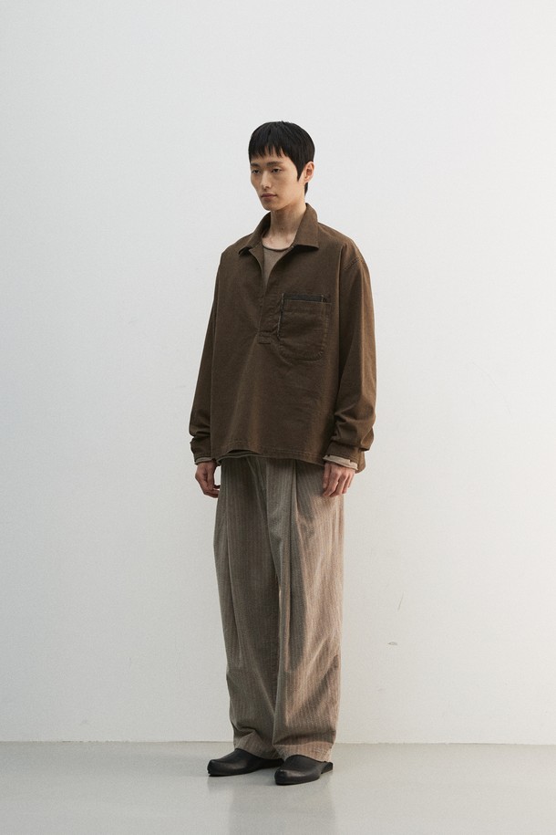 **도트 패치 풀오버 셔츠**는 남녀 모두 착용 가능한 캐주얼, 미니멀 스타일의 긴소매 셔츠입니다. 브라운 컬러의 면 소재로 제작되었으며, 튜닉 셔츠 스타일과 풀오버 디자인이 특징입니다. 뻣뻣한 촉감과 두꺼운 두께감으로 봄, 가을에 적합하며, 오버핏으로 편안하게 착용할 수 있습니다. 도트 무늬가 돋보이며, 앞 중심이 깊게 파인 브이넥 디자인으로 레이어드하여 다양한 스타일을 연출할 수 있습니다. 피그먼트 염색 기법을 사용하여 빈티지한 느낌을 더했습니다.
