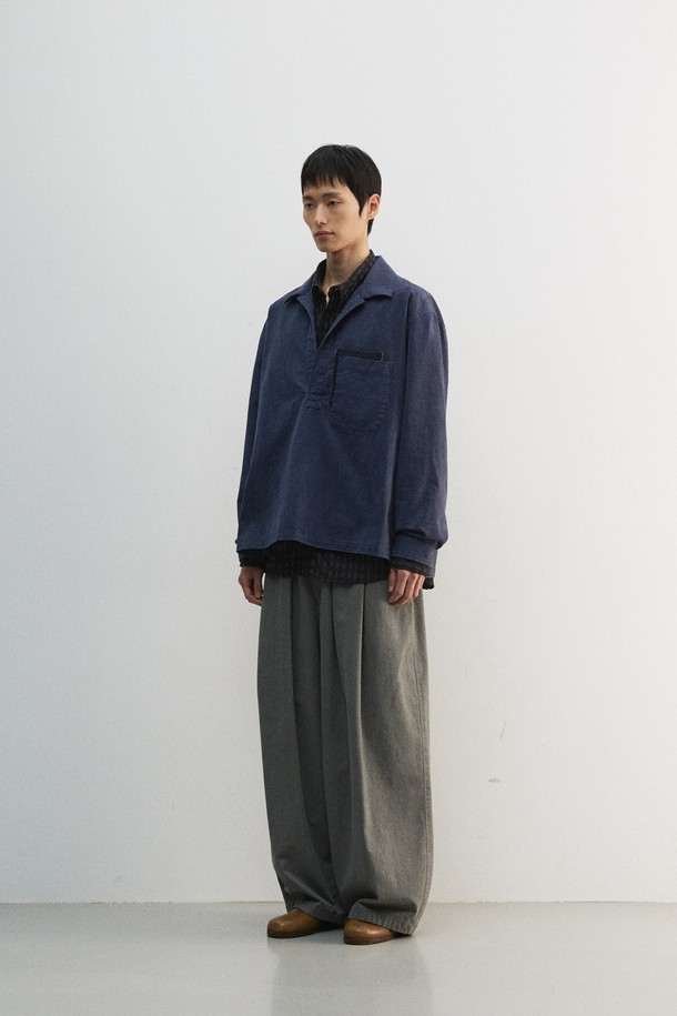 네이비 컬러의 도트 패턴이 돋보이는 젠더리스 풀오버 셔츠입니다. 봄, 가을에 어울리는 두꺼운 면 소재로 제작되어 뻣뻣한 촉감이 특징이며, 튜닉 형태와 크롭 기장으로 레이어드 스타일을 연출하기 좋습니다. 앞 중심 깊게 파인 디자인과 기모 처리, 피그먼트 워싱으로 빈티지한 멋을 더했습니다. 캐주얼, 클래식, 미니멀 스타일을 즐겨 입는 분들께 출근룩으로 추천하는 아이템입니다. 단추 없이 편안하게 착용할 수 있습니다.
