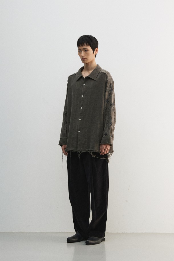 가을, 데이트룩을 위한 빈티지 무드의 다잉 플라워 셔츠입니다. 차이나칼라와 레귤러핏으로 클래식, 캐주얼, 레트로 스타일을 모두 소화합니다. 면 소재에 도톰한 두께감으로 제작되었으며, 가먼트 피그먼트 다잉 처리와 바이오 워싱을 통해 독특한 촉감을 선사합니다. 플라워 패턴과 컷오프, 올풀림 디테일이 돋보이며, 너트 단추를 사용하여 빈티지한 멋을 더했습니다. 긴 소매 기장의 레귤러핏 셔츠로, 어떤 하의와도 멋스럽게 어울립니다.
