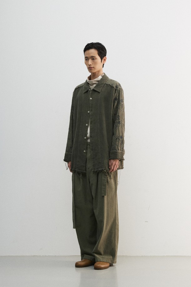 빈티지 무드의 다잉 플라워 셔츠입니다. 오프화이트 컬러 바탕에 플라워 패턴이 돋보이며, 가을에 어울리는 도톰한 두께감으로 제작되었습니다. 가먼트 피그먼트 다잉 처리와 바이오 워싱을 통해 독특한 촉감을 선사하며, 컷오프 및 올풀림 디테일로 유니크한 멋을 더했습니다. 레귤러핏으로 제작되어 편안하며, 너트 단추와 셔츠칼라 디자인으로 클래식하면서도 레트로한 스타일을 연출합니다. 데이트룩, 모임룩, 여행룩 등 다양한 TPO에 활용할 수 있는 캐주얼 셔츠입니다.
