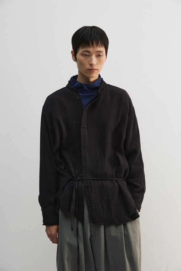 부드러운 면 소재의 거즈 이중직으로 제작되어 편안한 착용감을 선사하는 롱 셔츠입니다. 미니멀한 무드를 연출하며, 봄, 여름, 가을 세 계절 모두 활용 가능합니다. 차이나 칼라와 히든 버튼 여밈, 롱 기장으로 세련된 핏을 완성합니다. 불규칙 컷오프 마감과 레이어드 스타일, 스트링 여밈 디테일이 돋보입니다. 데이트룩, 모임룩 등 다양한 TPO에 미니멀, 클래식, 캐주얼 스타일로 연출하기 좋습니다.
