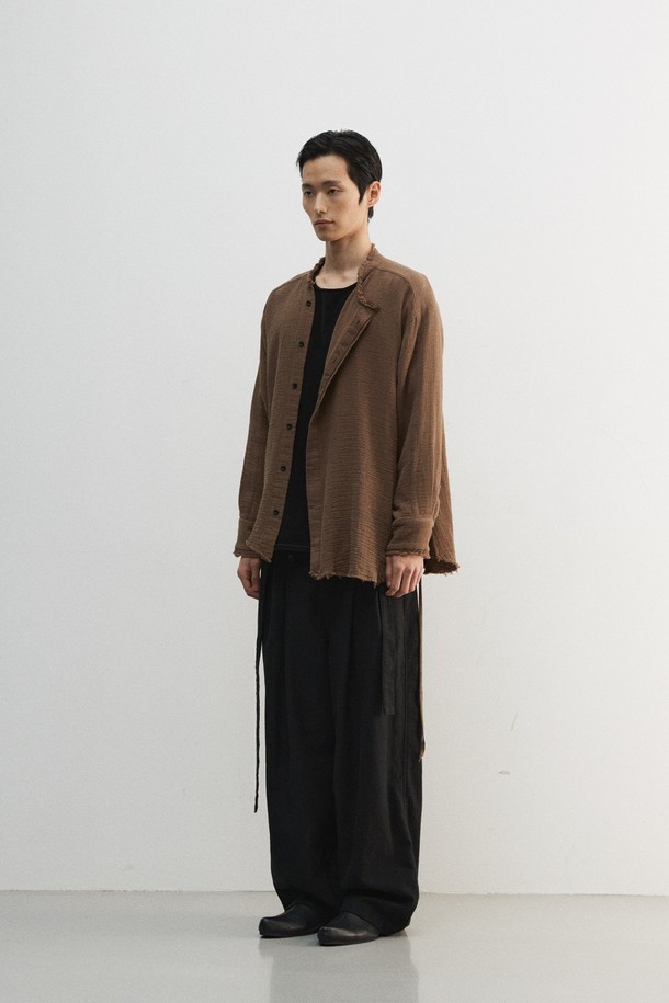 부드러운 면 소재의 거즈 레이어드 롱 셔츠입니다. 브라운 컬러의 셔츠로, 봄, 가을에 착용하기 좋습니다. 얇은 두께감과 레귤러핏으로 편안한 착용감을 선사하며, 베이직하고 캐주얼한 스타일을 연출합니다. 차이나칼라와 긴 소매, 히든버튼 여밈 방식이 특징이며, 이중직 거즈 소재와 불규칙 컷오프 마감, 동양적 여밈 방식, 스트링 디테일로 포인트를 더했습니다. 캐주얼, 미니멀, 클래식 스타일을 즐기는 남성분들께 추천합니다.
