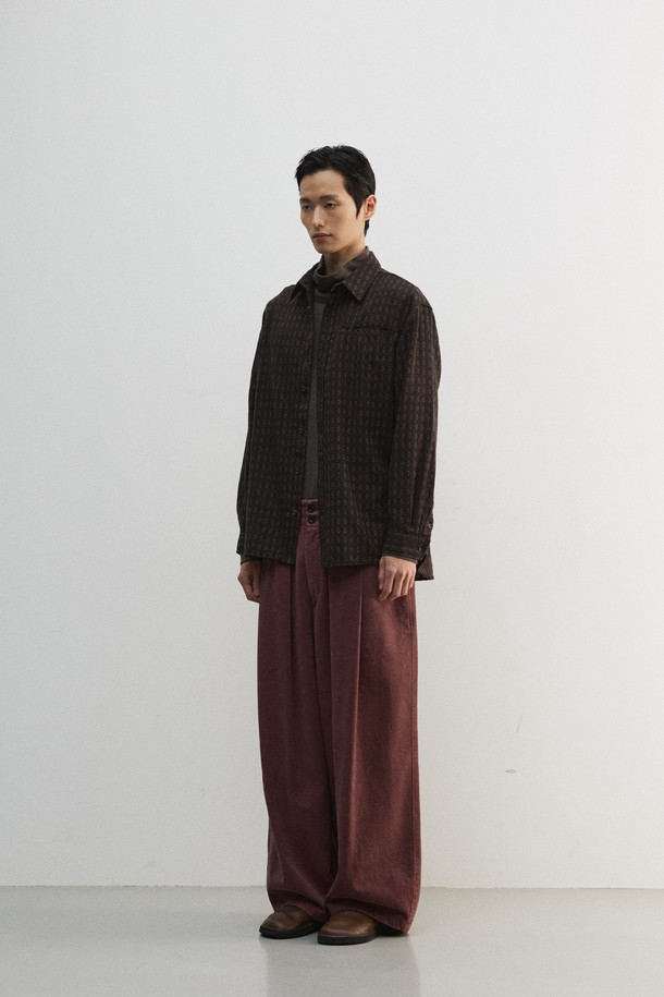 블랙 컬러의 울 자카드 셔츠입니다. 두꺼운 울 소재로 제작되어 겨울철에도 포근하게 착용할 수 있으며, 클래식한 스타일을 연출합니다. 플라워 자카드 패턴이 돋보이며, 차이나칼라와 긴 소매 기장으로 디자인되었습니다. 가먼트 워싱 처리하여 수축률을 안정화했고, 슬릿 체스트 포켓과 볼펜꽂이 기능을 더했습니다. 스탠다드핏 또는 루즈핏으로, 비즈니스 캐주얼 및 모임룩에 적합합니다.
