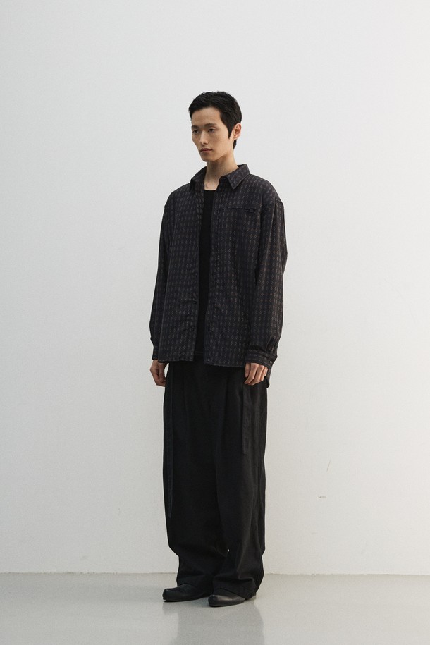 울 자카드 셔츠는 클래식하고 베이직한 스타일을 추구하는 남성들을 위한 겨울철 필수 아이템입니다. 블랙과 차콜 두 가지 색상으로 출시되었으며, 울 100% 소재로 제작되어 포근한 촉감을 선사합니다. 가먼트 워싱 처리를 통해 수축률을 안정화했으며, 슬릿 체스트 포켓과 볼펜꽂이 기능을 더하여 실용성을 높였습니다. 스탠다드핏 또는 루즈핏으로, 비즈니스 캐주얼, 출근룩, 모임룩 등 다양한 TPO에 활용 가능합니다. 자카드 플라워 패턴과 칼라 디자인이 돋보이는 긴 소매 셔츠로, 미니멀하고 시크한 스타일을 완성해보세요.
