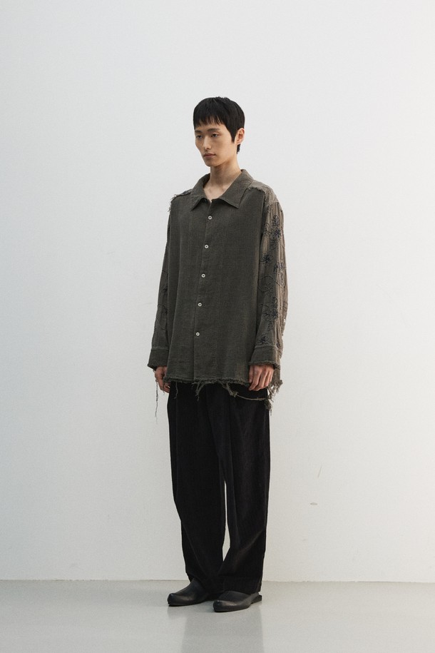 세련된 남성 출근룩을 완성하는 투 턱 코듀로이 팬츠입니다. 부드러운 코듀로이, 면, 폴리우레탄 혼방 소재로 제작되어 가을과 겨울, 따뜻하고 편안한 착용감을 선사합니다. 클래식하고 캐주얼한 무드를 넘나드는 벌룬핏과 무지 디자인은 미니멀한 스타일을 연출하며, 투 턱 디테일이 은은한 포인트를 더합니다. YKK 금속 지퍼, 소뿔 단추, 후면 비대칭 포켓, 가먼트 워싱 처리 등 섬세한 마감으로 완성도를 높였습니다. 블랙 컬러의 루즈핏 긴바지로, 어떤 상의와도 매치하기 용이합니다.
