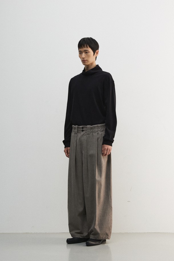 부드러운 면 소재에 도톰한 두께감으로 제작된 남성용 "문 자" 팬츠입니다. 그레이 컬러의 무지 디자인으로 미니멀하고 모던한 스타일을 연출하며, 편안한 루즈핏과 와이드, 벌룬핏의 조화로 트렌디함을 더했습니다. 피그먼트 염색, 바이오 워싱 가공, 2차 가먼트 워싱을 거쳐 빈티지한 매력을 살렸으며, 부드러운 촉감으로 편안한 착용감을 선사합니다. 소뿔 단추와 YKK 나일론 지퍼, 크롭 기장으로 디테일을 더해 산책룩, 집콕룩, 캐주얼, 클래식 등 다채로운 스타일링을 완성할 수 있습니다.
