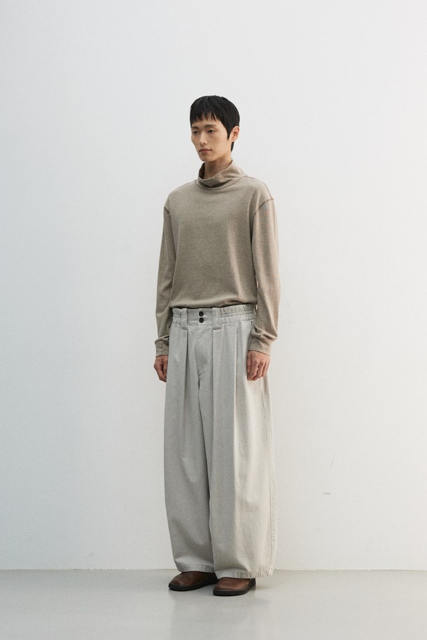 부드러운 면 소재로 제작되어 편안한 착용감을 선사하는 문 자 팬츠입니다. 그레이 컬러에 동양적, 빈티지 무드를 더했으며, 봄, 여름, 가을 3계절 모두 활용 가능한 실용적인 아이템입니다. 벌룬핏과 루즈핏으로 활동성을 높였으며, 크롭 기장으로 트렌디한 스타일을 연출합니다. 피그먼트 염색, 바이오 워싱 가공, 기모 처리, 소뿔 단추, YKK 나일론 양면지퍼, 2차 가먼트 워싱 등 섬세한 디테일로 완성도를 높였습니다. 산책룩, 집콕룩, 캐주얼, 미니멀, 스트리트 스타일을 모두 소화 가능한 만능 팬츠입니다.
