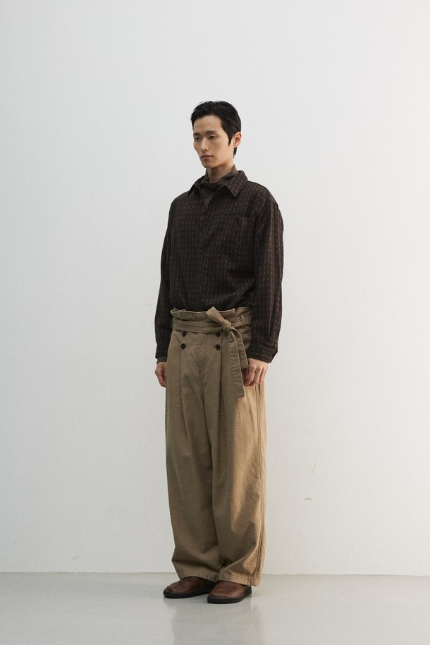 부드러운 면 소재의 슬럽 플리츠 벨티드 팬츠입니다. 빈티지하고 캐주얼한 스타일을 연출하기 좋으며, 봄, 가을에 착용하기 적합합니다. 루즈핏 와이드 레그 디자인으로 편안한 착용감을 선사하며, 벨트가 포함되어 있어 허리 라인을 잡아줍니다. 6개의 단추 디테일과 YKK 스냅 여밈, 가먼트 워싱 처리를 통해 완성도를 높였습니다. 베이지 컬러의 긴바지로, 일상생활에서 폭넓게 활용할 수 있습니다.
