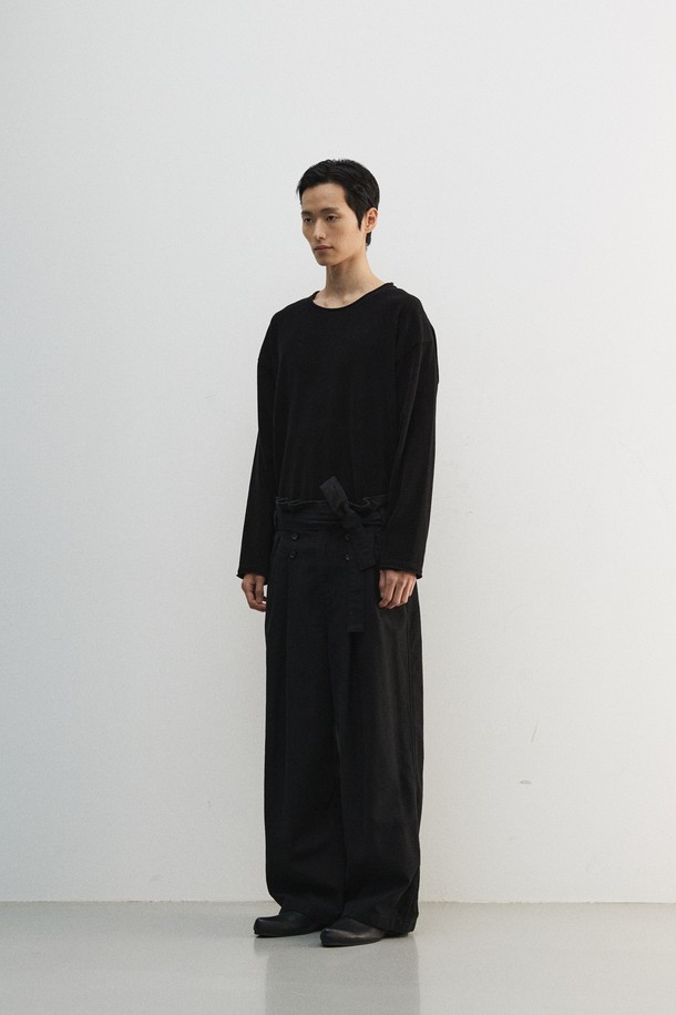 세련된 분위기를 연출하는 남성용 슬럽 플리츠 벨티드 팬츠입니다. 빈티지하면서도 캐주얼한 스타일로, 출근룩이나 비즈니스 캐주얼에 활용하기 좋습니다. 넉넉한 레귤러핏에 면 소재의 부드러운 촉감이 편안한 착용감을 선사합니다. 슬럽 패턴으로 은은한 멋을 더했으며, 6개의 소뿔 단추와 YKK 스냅 여밈, 허리 사이즈 조절 기능으로 실용성을 높였습니다. 가먼트 워싱 처리로 자연스러운 멋을 살린 블랙 컬러의 긴바지입니다.
