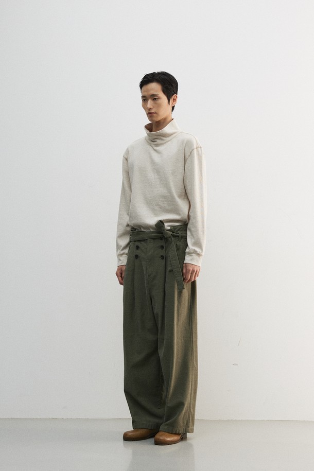 **슬럽 플리츠 벨티드 팬츠**는 봄, 여름, 가을 시즌에 착용하기 좋은 남성용 바지입니다. 카키와 올리브 두 가지 색상으로 출시되었으며, 슬럽 패턴의 면 소재로 제작되어 부드러운 촉감을 자랑합니다. 얇은 두께감과 루즈핏 와이드 스타일로 편안한 착용감을 선사하며, 6개의 소뿔 단추와 YKK 스냅 여밈, 가먼트 워싱 처리를 통해 빈티지하면서도 캐주얼한 무드를 연출합니다. 허리 사이즈 조절이 가능한 벨트형 밴딩 디자인으로, 일상복으로 활용하기 좋습니다.
