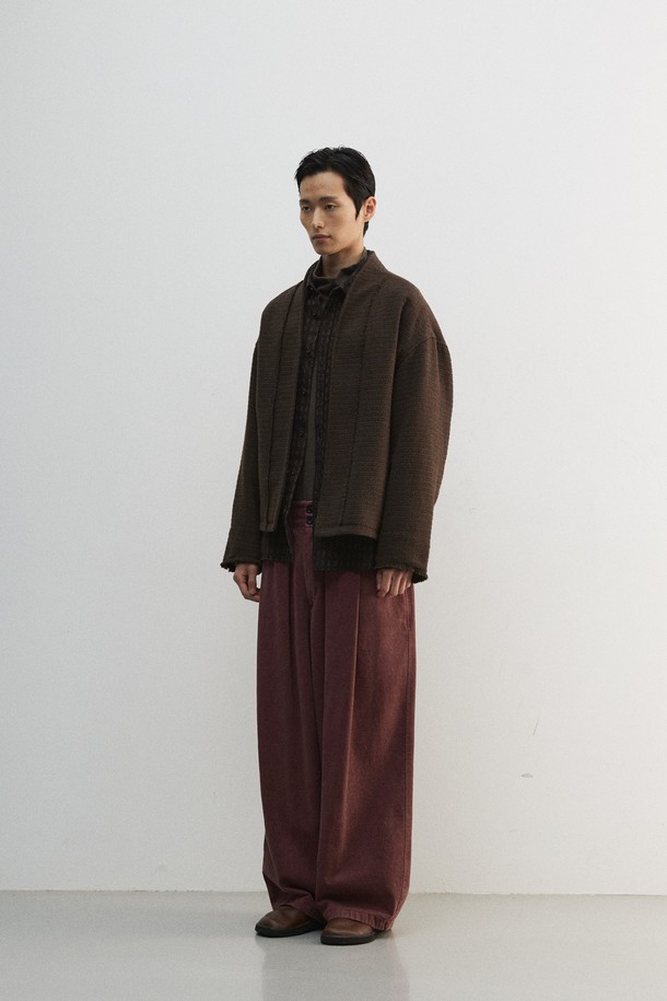 세련된 무드의 카라리스 트위드 가디건입니다. 울과 폴리에스터 혼방 소재로 제작되어 간절기에 포근함을 선사하며, 레귤러핏 디자인으로 편안하게 착용할 수 있습니다. 브라운, 다크브라운 두 가지 색상으로 출시되었으며, 모던하고 미니멀한 스타일을 연출하기 좋습니다. 칼라리스 디자인과 구김이 적은 소재, 기계세탁 가능하여 실용성을 높였습니다. 출근룩과 모임룩, 그리고 클래식, 미니멀, 캐주얼 등 다양한 스타일과 매치하여 멋스러운 룩을 완성해보세요.
