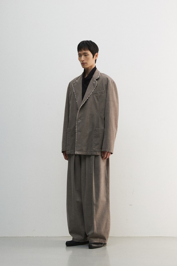 빈티지 컷 오프 블레이저는 남성용으로, 봄, 가을에 어울리는 루즈핏의 크롭 블레이저입니다. 부드러운 면 소재에 도톰한 두께감으로 제작되었으며, 그레이 컬러에 무지 패턴으로 캐주얼하고 클래식한 스타일을 연출합니다. 컷 오프 디테일, 가먼트 워싱, 피그먼트 염색, 스탠드업 칼라 등의 특징을 갖추고 있으며, 싱글 버튼 여밈 방식과 긴 소매 기장으로 디자인되었습니다. 출근룩과 비즈니스 캐주얼에 활용하기 좋으며, 미니멀한 스타일을 선호하는 분들께 추천합니다.
