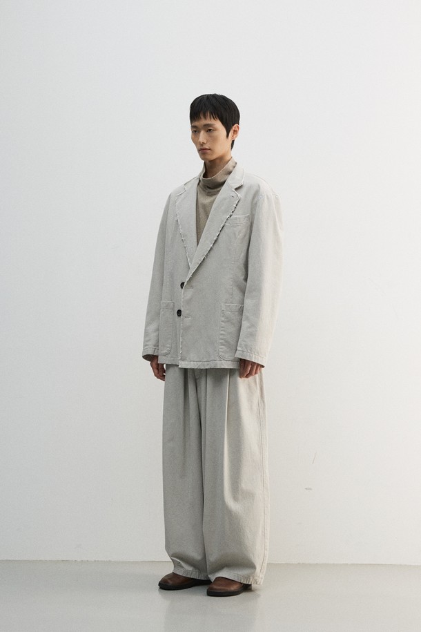 빈티지 컷 오프 블레이저는 남성용 아우터로, 봄, 가을에 착용하기 좋습니다. 베이지와 그레이 두 가지 색상으로 출시되었으며, 컷 오프 디테일과 가먼트 워싱, 피그먼트 염색 기법이 빈티지한 무드를 더합니다. 스탠드업 칼라와 패드리스 디자인으로 편안한 착용감을 선사하며, 루즈핏과 싱글 버튼 여밈으로 캐주얼하고 클래식한 스타일을 연출합니다. 면 소재의 도톰한 두께감과 부드러운 촉감, 긴 소매 기장이 특징이며, 출근룩과 비즈니스 캐주얼에 활용하기 좋습니다.
