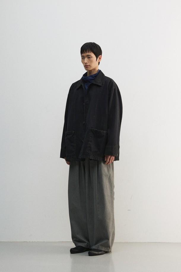 블랙 컬러의 빈티지 워크 재킷입니다. 면 소재에 보통 두께감으로 봄, 가을에 착용하기 좋습니다. 루즈핏으로 편안한 착용감을 선사하며, 넓은 칼라와 아웃포켓, 버튼 여밈 디테일이 특징입니다. 젠더리스 스타일로 남녀 모두 착용 가능하며, 오일 더티 브러쉬 가공과 디스 가공으로 빈티지한 무드를 더했습니다. 출근룩, 모임룩 등 캐주얼, 클래식, 워크웨어 스타일을 즐겨 입는 분들께 추천합니다.
