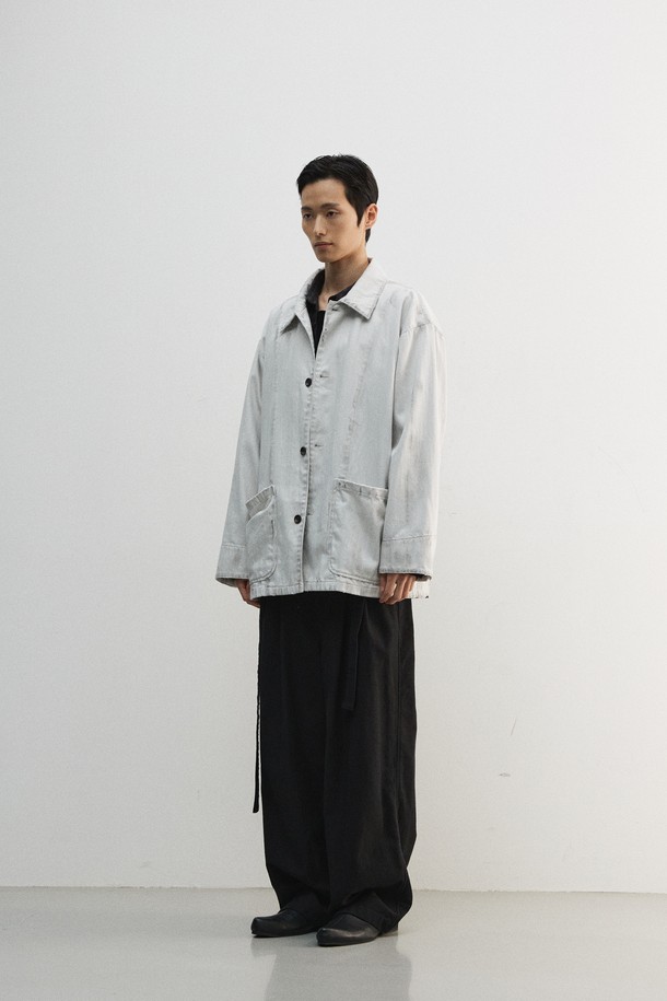 빈티지 워크 재킷은 남녀 모두 착용 가능한 젠더리스 스타일의 아우터입니다. 아이보리, 베이지 두 가지 색상으로 출시되었으며, 봄, 가을에 어울리는 보통 두께감의 면 소재로 제작되었습니다. 레귤러 기장에 루즈핏으로 편안한 착용감을 선사하며, 넓은 칼라와 아웃포켓, 버튼 여밈 디테일이 특징입니다. 오일 더티 브러쉬 가공 및 디스 가공을 더해 빈티지 워크웨어 무드를 강조했으며, 출근룩과 데이트룩 등 다양한 TPO에 활용 가능합니다.
