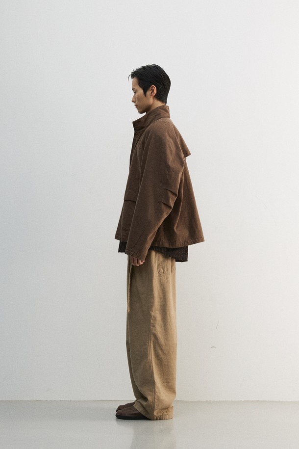 미니멀하고 세련된 남성용 크롭 하이넥 블루종입니다. 부드러운 면 소재로 제작되어 편안한 착용감을 선사하며, 봄, 가을 간절기에 적합합니다. 하이넥 칼라와 YKK 엔틱 골드 지퍼, 리얼 가죽 지퍼 풀러 디테일이 고급스러운 무드를 더합니다. 가먼트 워싱 처리로 자연스러운 멋을 살렸으며, 큐프라, 폴리에스터, 면 혼방 안감으로 활동성을 높였습니다. 데이트룩, 출근룩, 모임룩 등 다양한 TPO에 활용 가능한 레귤러핏 블루종입니다.
