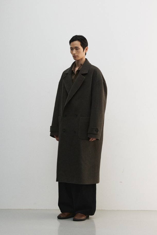 올리브와 오렌지 컬러의 맥시 체크 코트입니다. 울과 폴리에스터 혼방 소재로 제작되어 부드러운 촉감과 두꺼운 두께감을 자랑하며, 가을과 겨울에 따뜻하게 착용할 수 있습니다. 더블 버튼, 오버핏 디자인으로 클래식하면서도 모던한 스타일을 연출하며, 헤링본 체크 패턴이 세련된 느낌을 더합니다. 스탠드업 칼라, 너트 단추, 스웨이드 터치 배색 디테일이 돋보이는 더블 코트로, 출근룩, 모임룩, 데이트룩 등 다양한 TPO에 활용 가능하며, 미니멀, 시크 스타일을 즐기는 남성분들께 추천합니다. 안감은 폴리에스터와 큐프라로 마감되었습니다.
