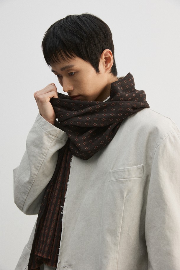 부드럽고 포근한 촉감이 특징인 울 자카드 머플러입니다. 다크 브라운 컬러에 플라워 자카드 패턴이 더해져 클래식하고 미니멀한, 그리고 캐주얼한 스타일을 연출합니다. 가을과 겨울철, 데일리 출근룩에 매치하기 좋으며, 적당한 두께감으로 보온성을 높였습니다. 양면 사용이 가능하며 가먼트 워싱 처리로 세탁 및 관리가 용이합니다.
