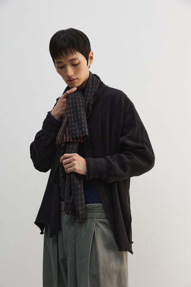 블랙 컬러의 울 자카드 머플러입니다. 포근하고 부드러운 촉감의 울 소재로 제작되어 가을, 겨울철 보온성을 책임집니다. 플라워 자카드 패턴으로 클래식하고 베이직한 스타일을 연출하며, 출근룩과 모임룩에 모두 잘 어울립니다. 양면 사용이 가능하며, 가먼트 워싱 처리로 세탁 관리가 용이합니다. 미니멀, 캐주얼 스타일에도 포인트 아이템으로 활용하기 좋습니다.
