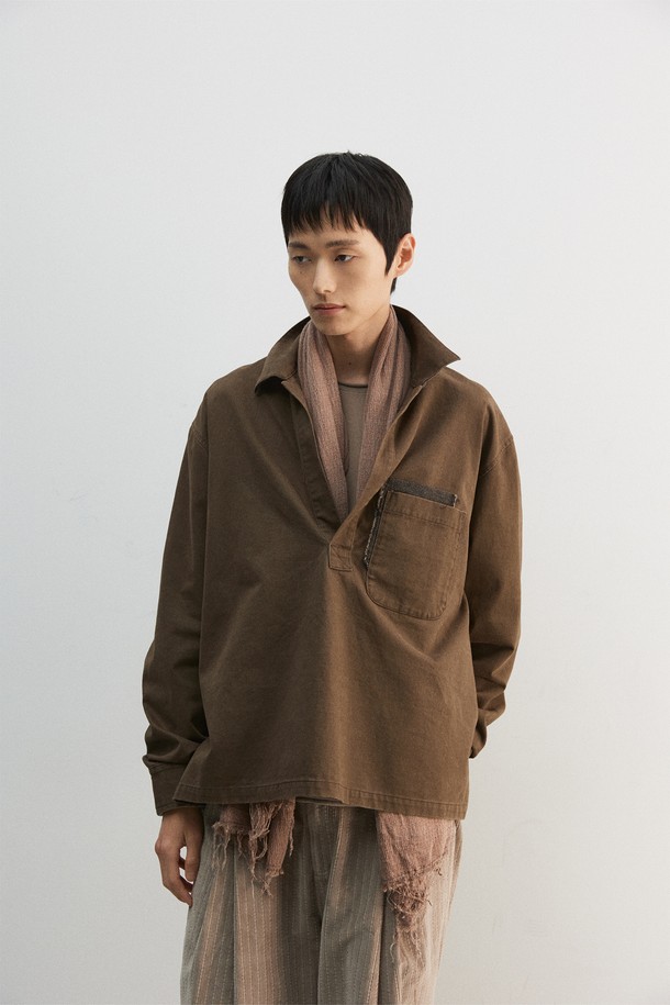 부드러운 면과 린넨 혼방 소재로 제작된 소프트 다잉 머플러입니다. 가먼트 피그먼트 다잉 기법으로 은은한 브라운 컬러를 표현했으며, 물결 조직감과 자연스러운 올 풀림 디테일이 특징입니다. 얇은 두께감으로 가을 시즌에 산책룩, 여행룩 등 캐주얼하고 미니멀한 스타일에 매치하기 좋습니다. 베이직한 디자인으로 다양한 룩에 활용 가능한 머플러입니다.
