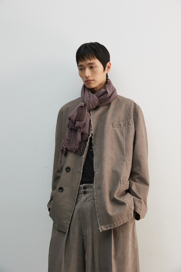 가을 분위기를 담은 소프트 다잉 머플러입니다. 면과 린넨 혼방 소재로 제작되어 부드러운 촉감과 가벼운 착용감을 선사하며, 가먼트 피그먼트 다잉 기법으로 은은하고 자연스러운 가을빛 컬러를 표현했습니다. 얇은 두께감과 물결 조직감, 컷오프 디자인이 어우러져 내추럴하면서도 캐주얼한 스타일을 연출하며, 산책룩, 여행룩 등 다양한 TPO에 활용하기 좋습니다. 자연스러운 올 풀림 효과로 빈티지한 멋을 더해 미니멀, 클래식 스타일에도 잘 어울립니다.
