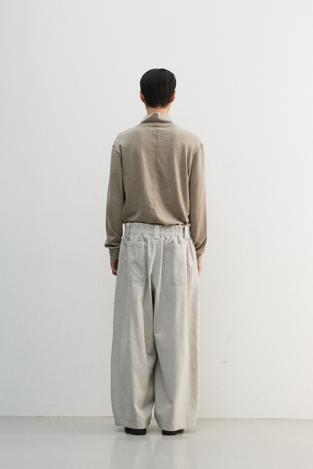 멜란지 컬러의 크롭 루즈드 터틀넥 티셔츠입니다. 면 소재로 제작되어 부드러운 촉감을 선사하며, 가을/겨울 시즌에 착용하기 좋습니다. 8cm 높이의 터틀넥 디자인과 배색 컬러 스티치 포인트가 특징이며, 넥 너비가 넓어 입고 벗기 용이합니다. 루즈핏으로 편안한 착용감을 제공하며, 베이직한 스타일로 출근룩, 모임룩, 클래식, 미니멀, 캐주얼 등 다양한 TPO와 스타일에 매치하기 좋습니다. 긴소매와 두꺼운 두께감으로 따뜻하게 착용할 수 있습니다.
