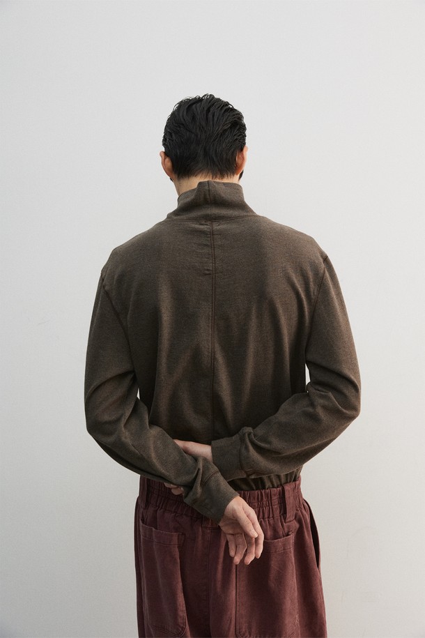 가을, 겨울 시즌, 남성을 위한 크롭 루즈드 터틀넥 티셔츠입니다. 차콜, 네이비 두 가지 멜란지 컬러로 출시되었으며, 베이직하고 미니멀한 스타일을 연출합니다. 부드러운 면 소재에 두꺼운 두께감으로 포근함을 더하고, 8cm 높이의 터틀넥 디자인이 특징입니다. 배색 스티치 포인트와 루즈핏, 긴 소매 기장으로 트렌디함을 강조했으며, 일상 및 출근룩에 활용하기 좋습니다. 기계 세탁이 가능하여 관리가 용이합니다.
