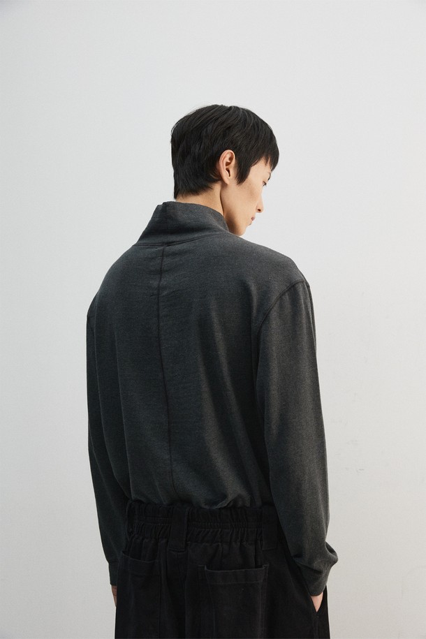 **크롭 루즈드 터틀넥 티셔츠**는 가을, 겨울 시즌에 어울리는 여성 및 남성 공용 티셔츠입니다. 부드러운 면 소재로 제작되었으며, 멜란지 컬러와 배색 스티치 포인트가 특징입니다. 루즈핏 크롭 기장으로 트렌디한 스타일을 연출하며, 8cm 높이의 터틀넥 디자인으로 보온성을 높였습니다. 네이비와 차콜 두 가지 색상으로 출시되었으며, 출근룩과 모임룩, 미니멀, 클래식, 캐주얼 스타일에 모두 잘 어울립니다. 기계 세탁이 가능하여 관리가 용이합니다.
